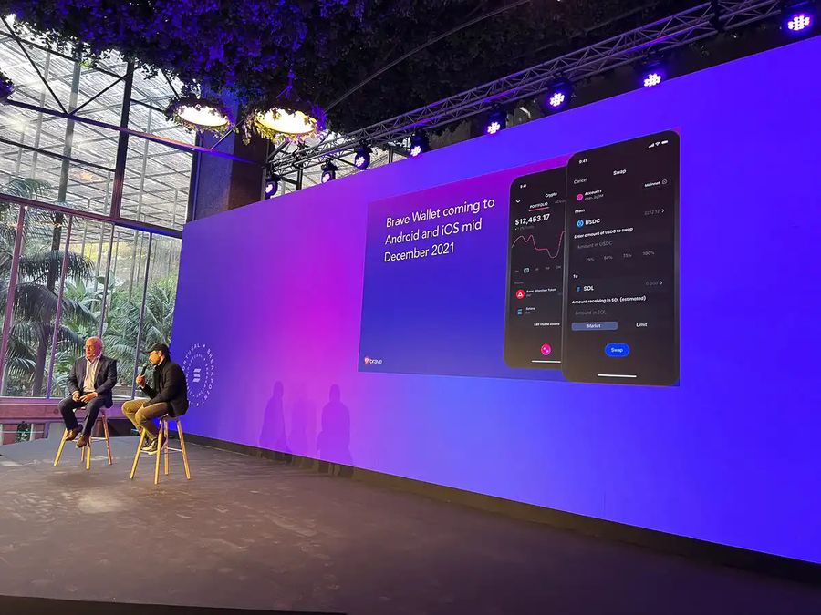 Pantalla LED de fondo en un escenario de conferencias