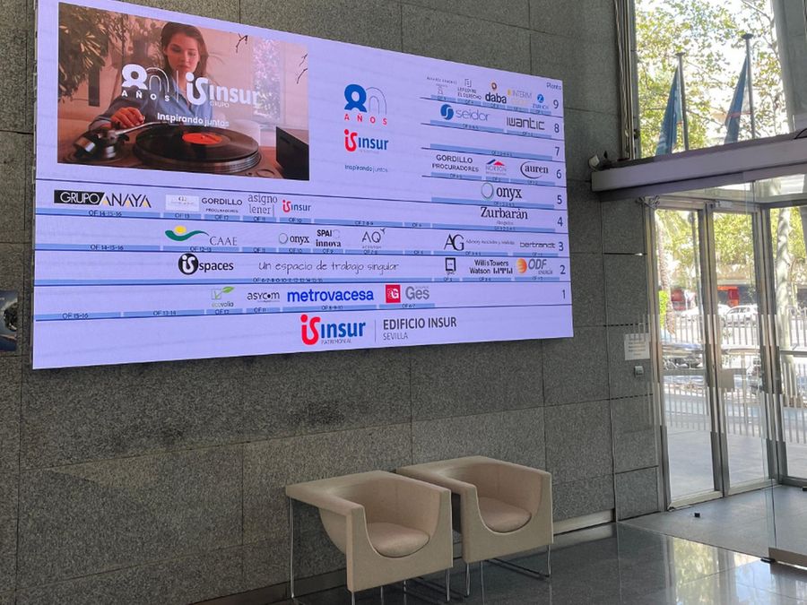 Directorio digital LED en el lobby de un edificio
